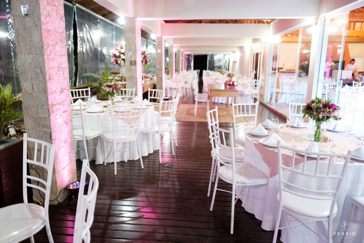 decoração 15 anos branca rosa e marsala