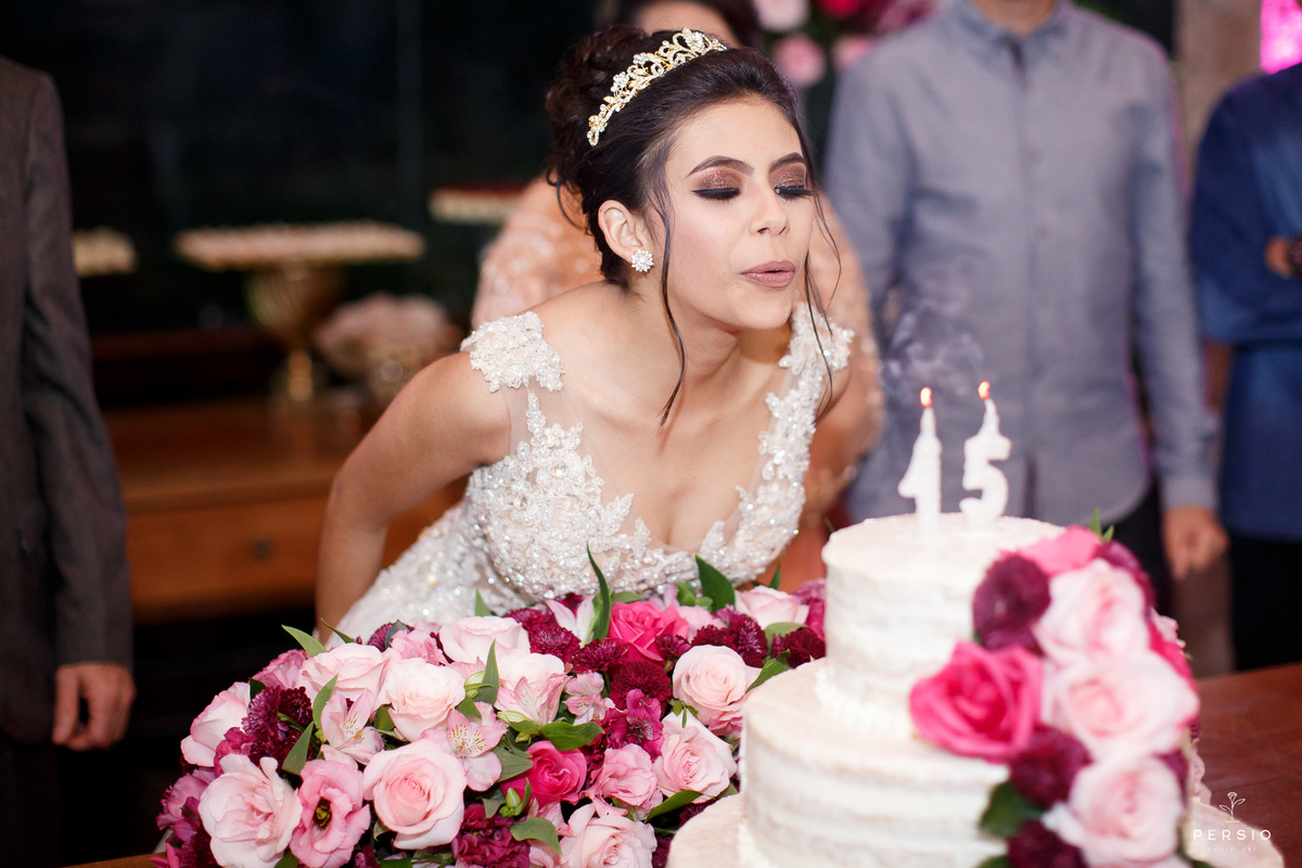Debutante assoprando velas