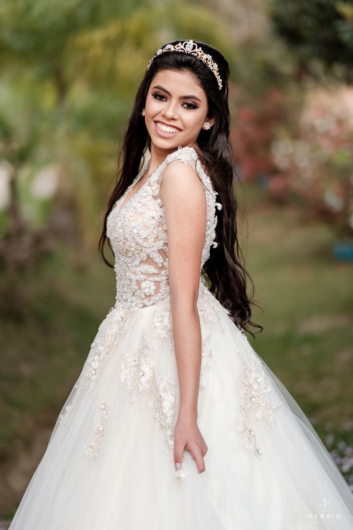 Debutante com vestido branco e coroa dourada
