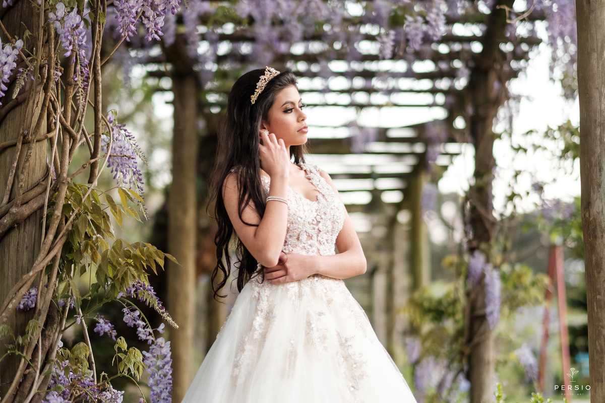 debutante com vestido branco e coroa dourada