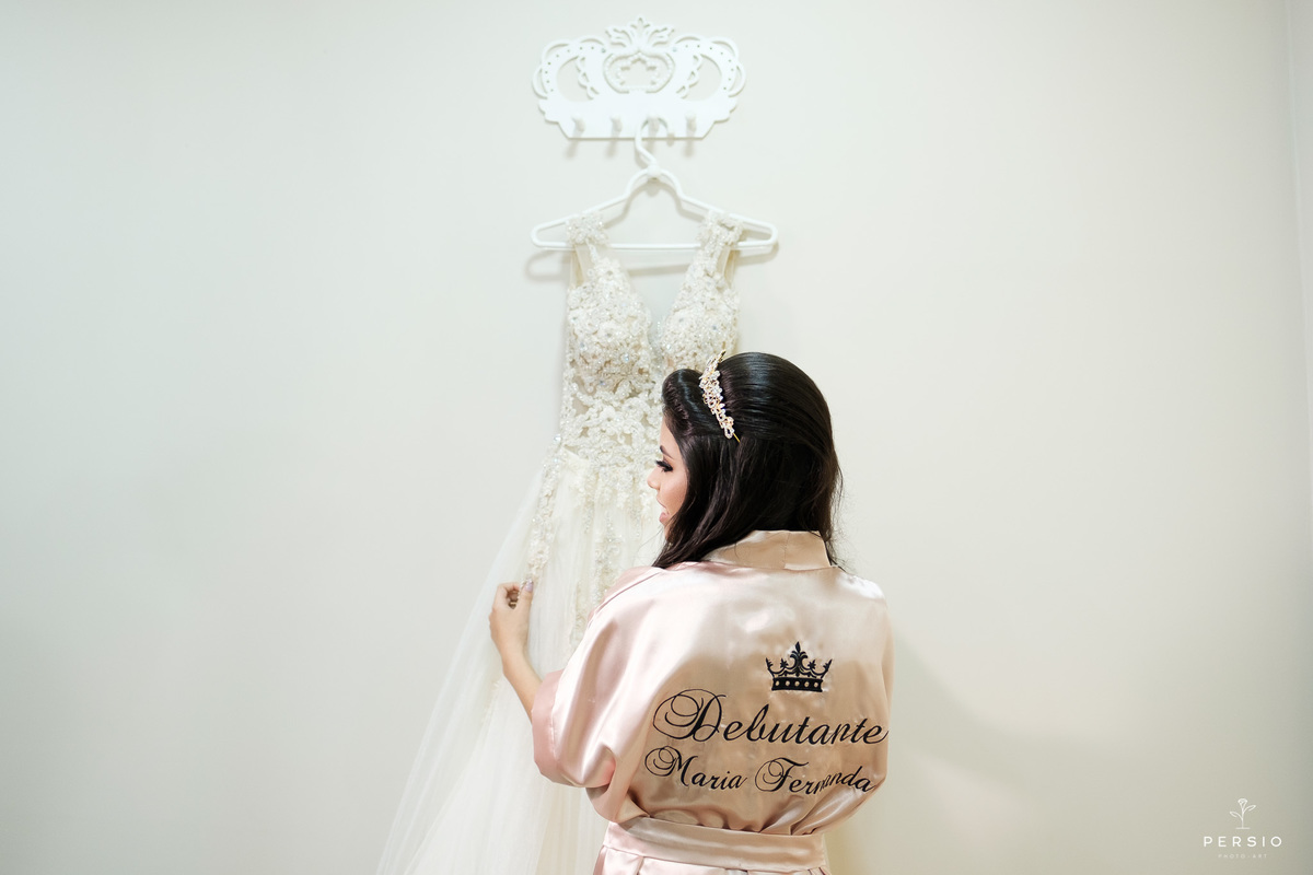 Debutante admirando o vestido