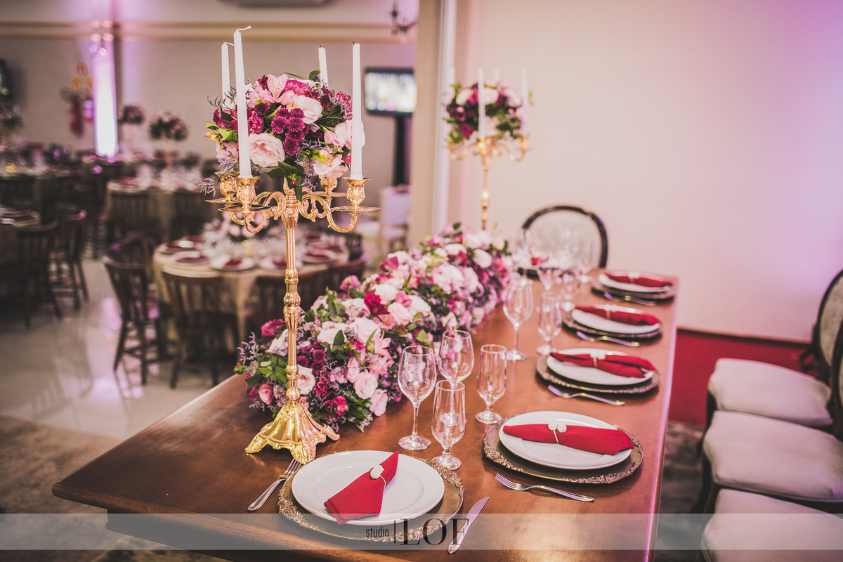 arranjo mesa dos noivos com candelabros