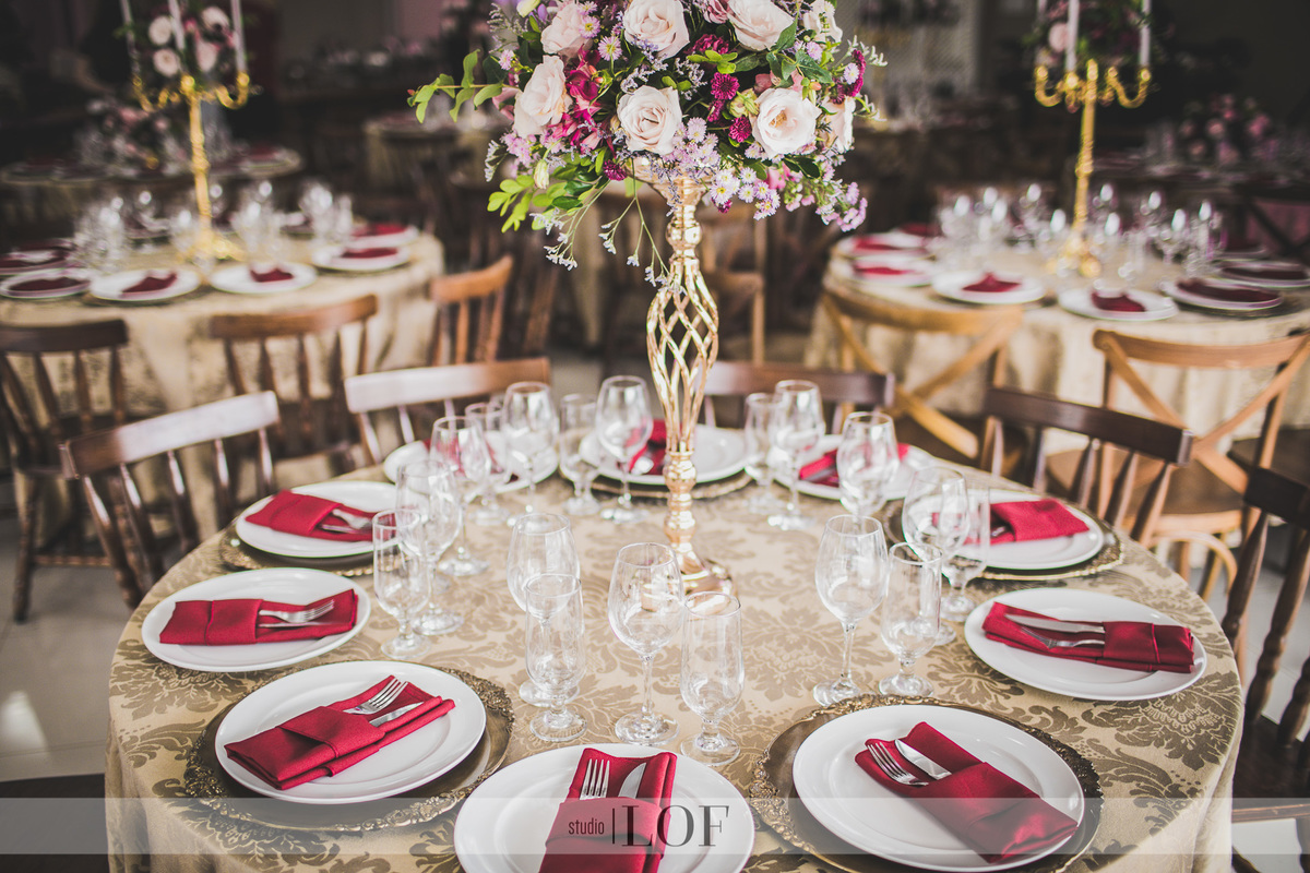 Arranjo alto casamento com base dourada e flores marsala