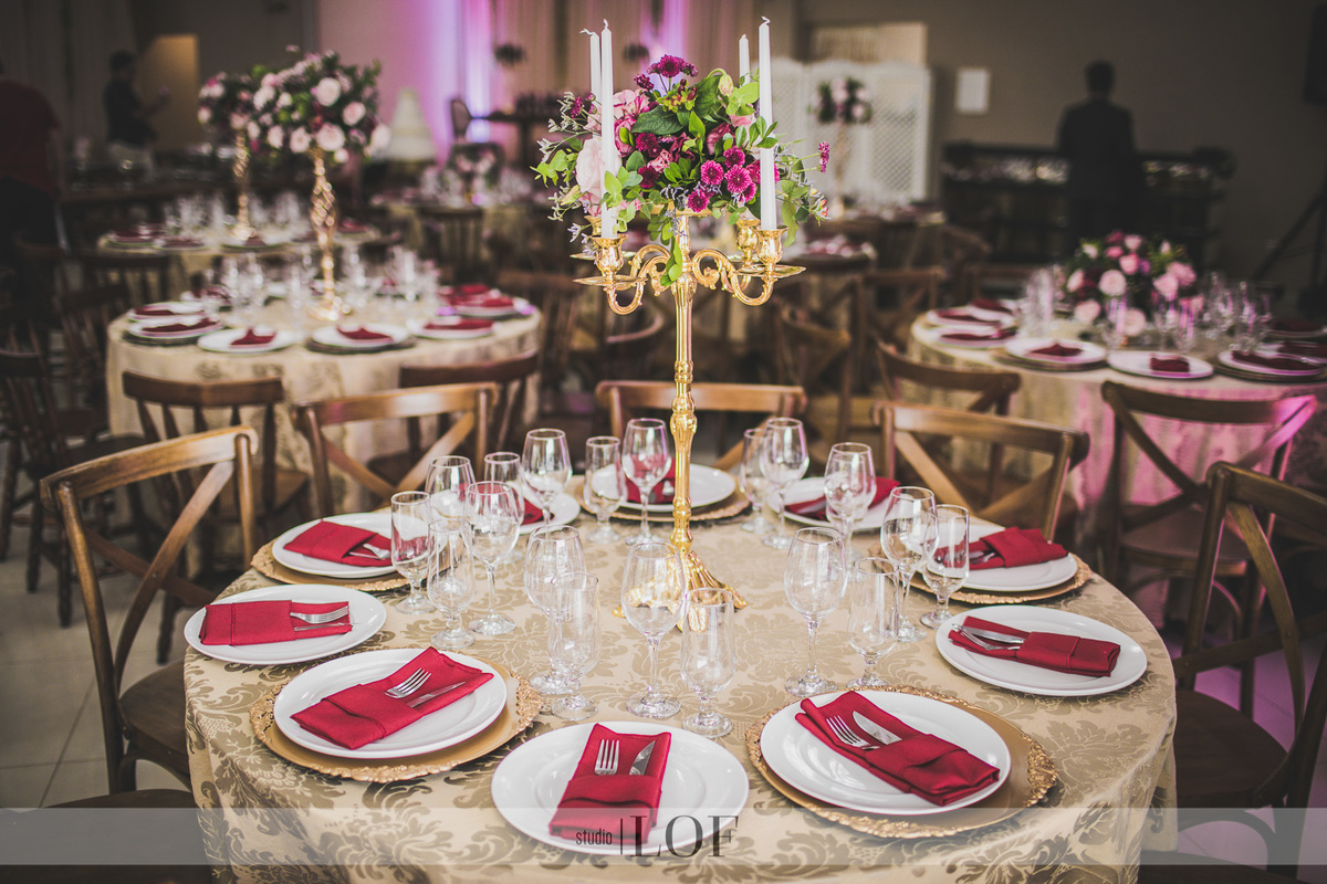 candelabro dourado casamento com flores marsala