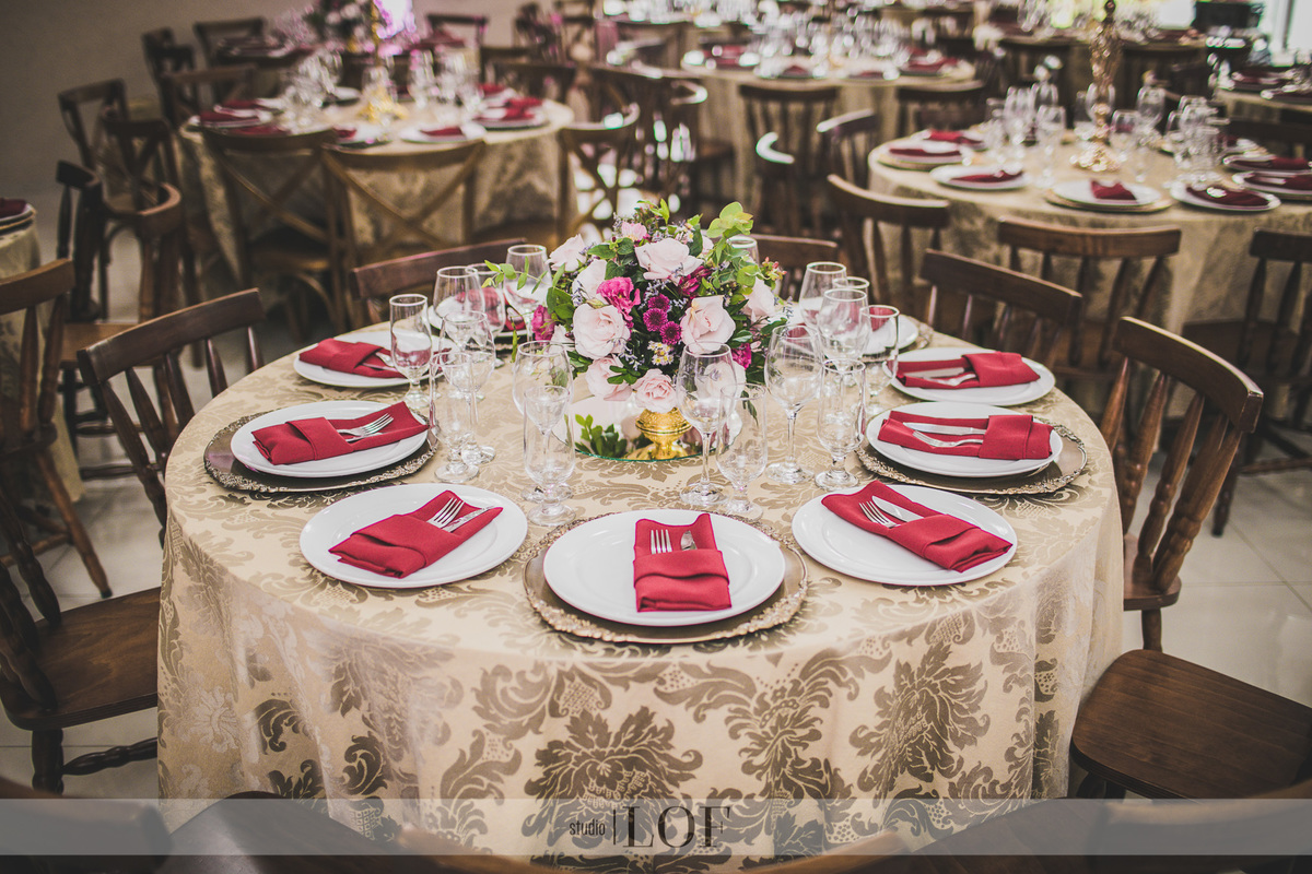 centro de mesa casamento rosa e marsala