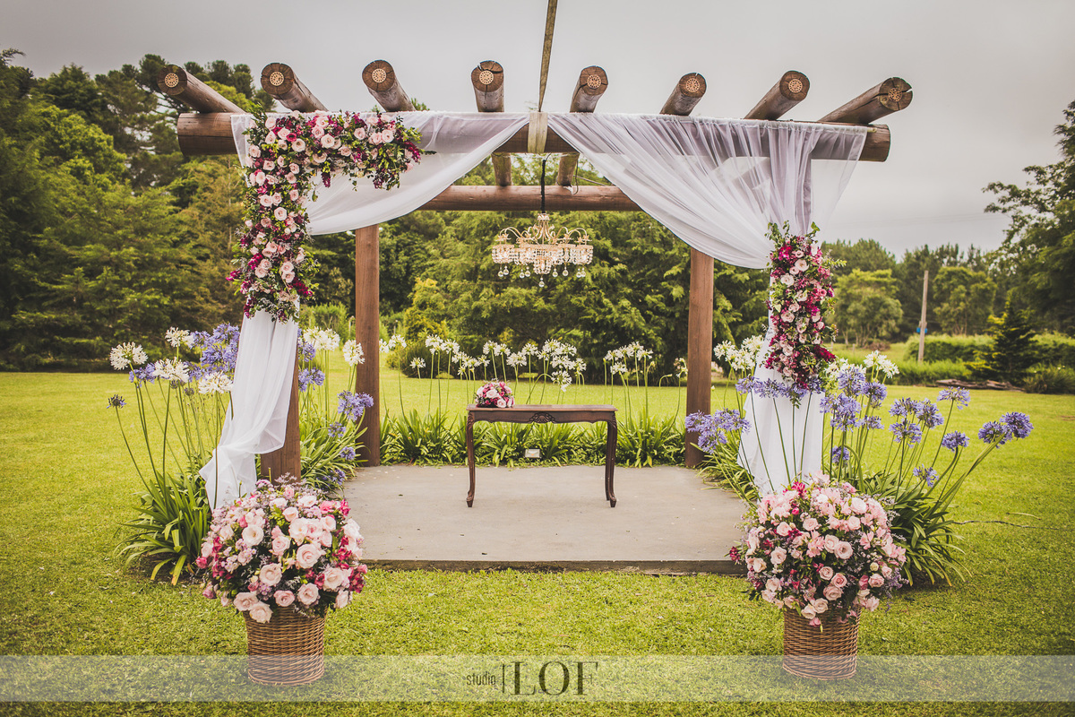 decoração pérgula casamento altar