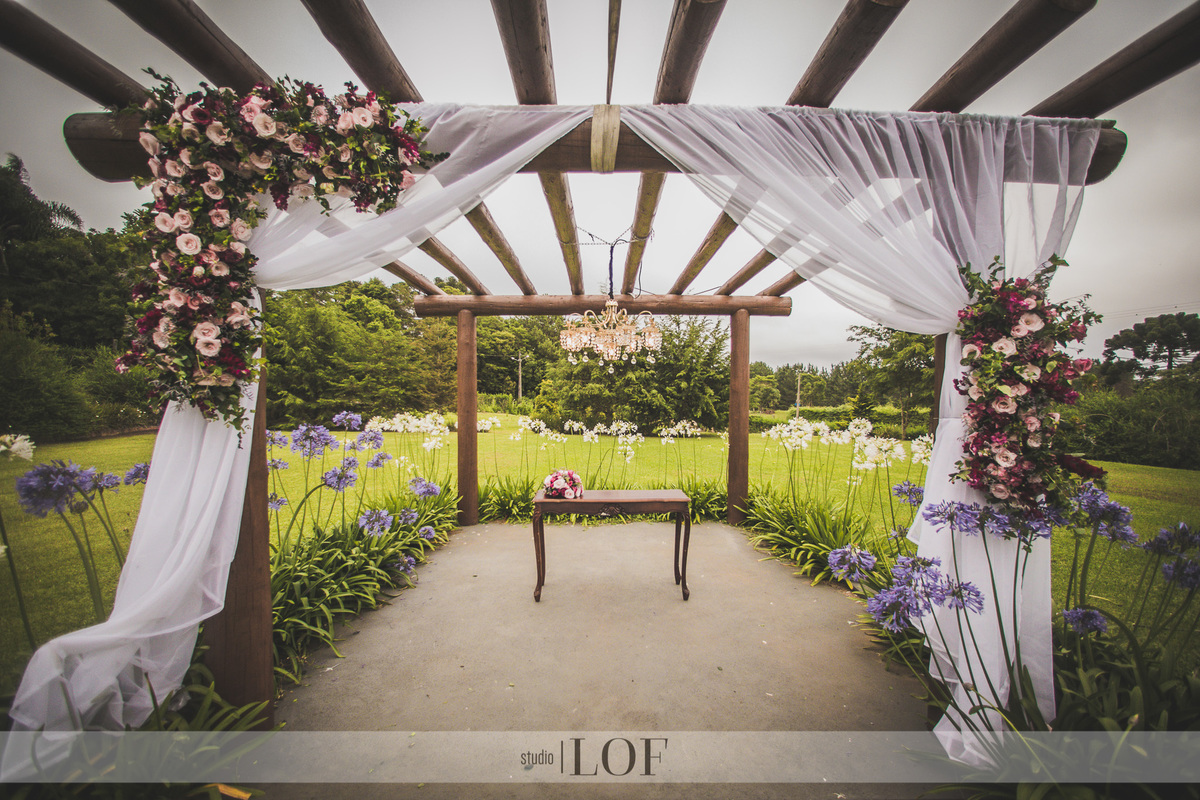 Arranjo em L para pérgola casamento