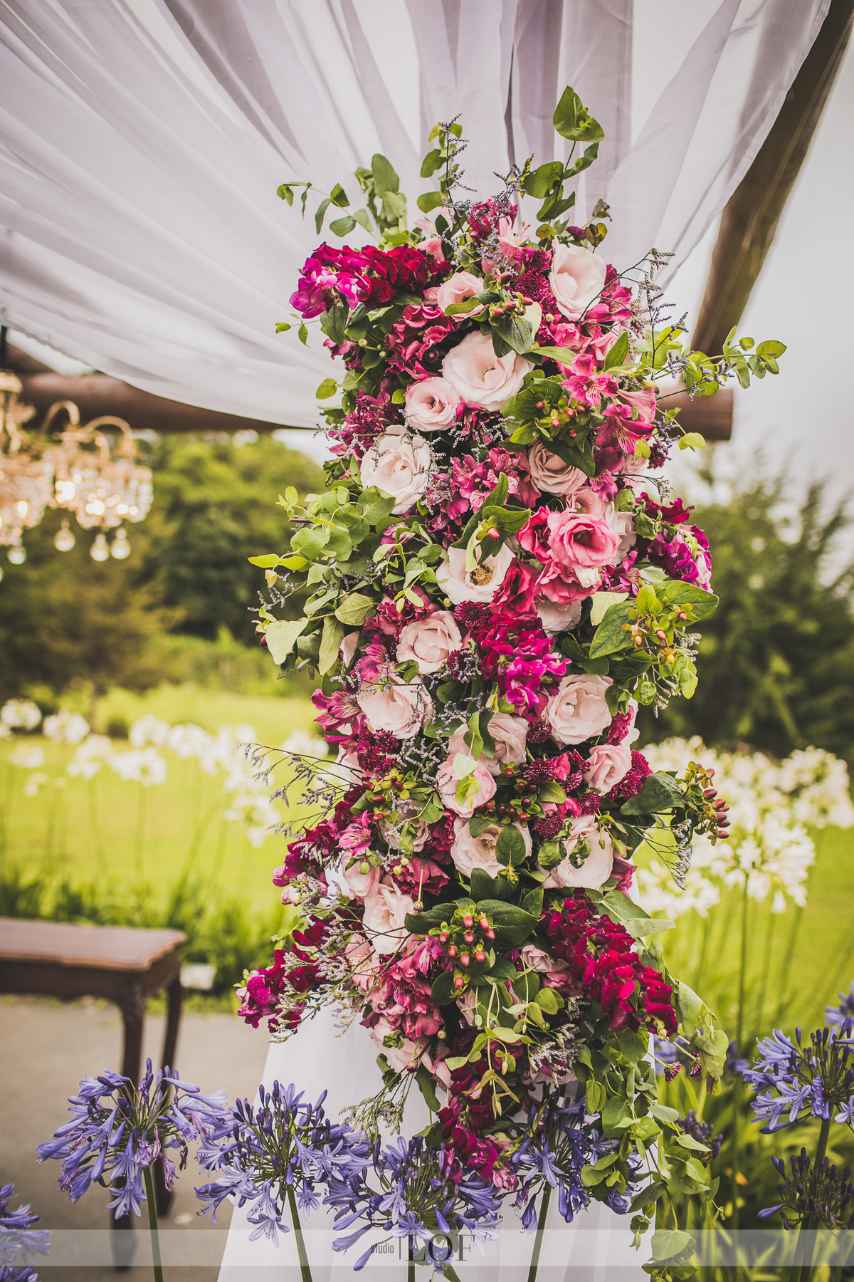 decoração altar casamento no campo