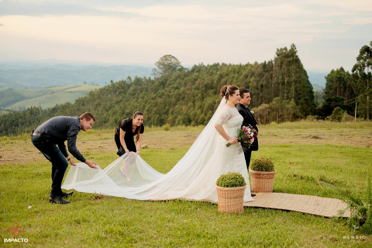 cerimonial cuidando do vestido da noiva