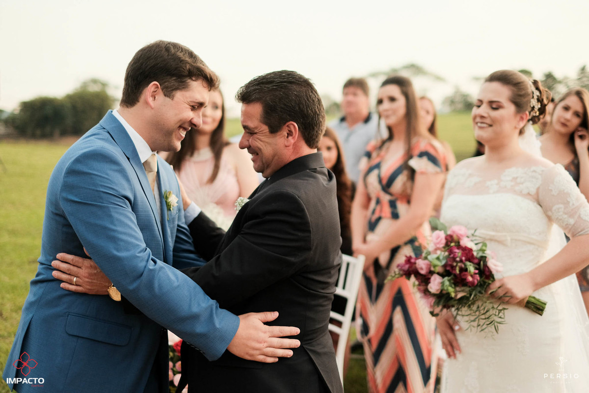 noiva olhando o pai abracar o noivo