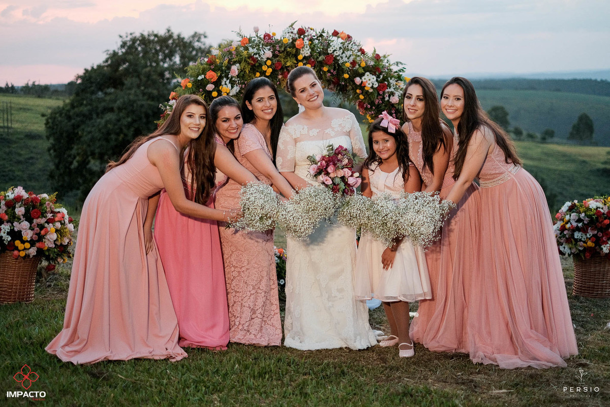 noiva com madrinhas de buque de mosquitinho