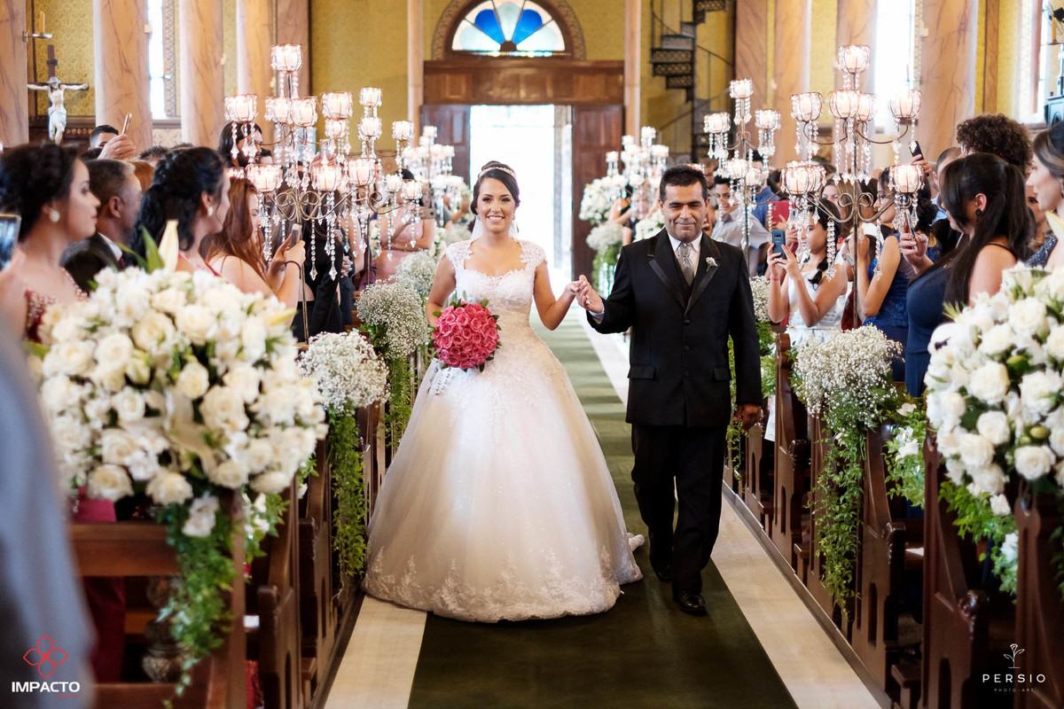 Decoração igreja com candelabros e flores brancas Curitiba
