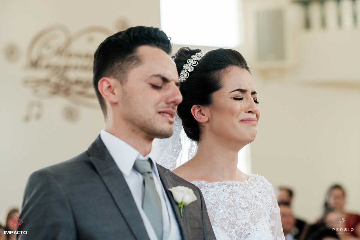 noivos emocionados no casamento
