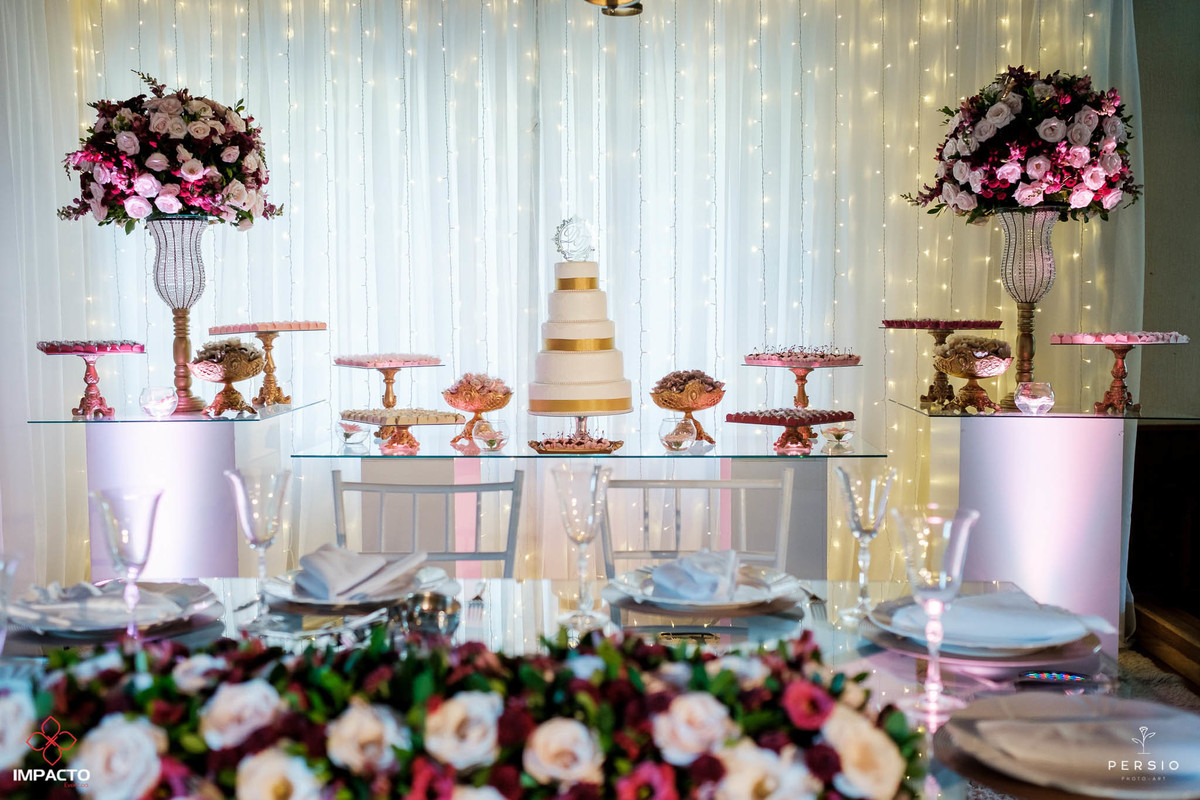 mesa dos noivos casamento marsala com cortina de led