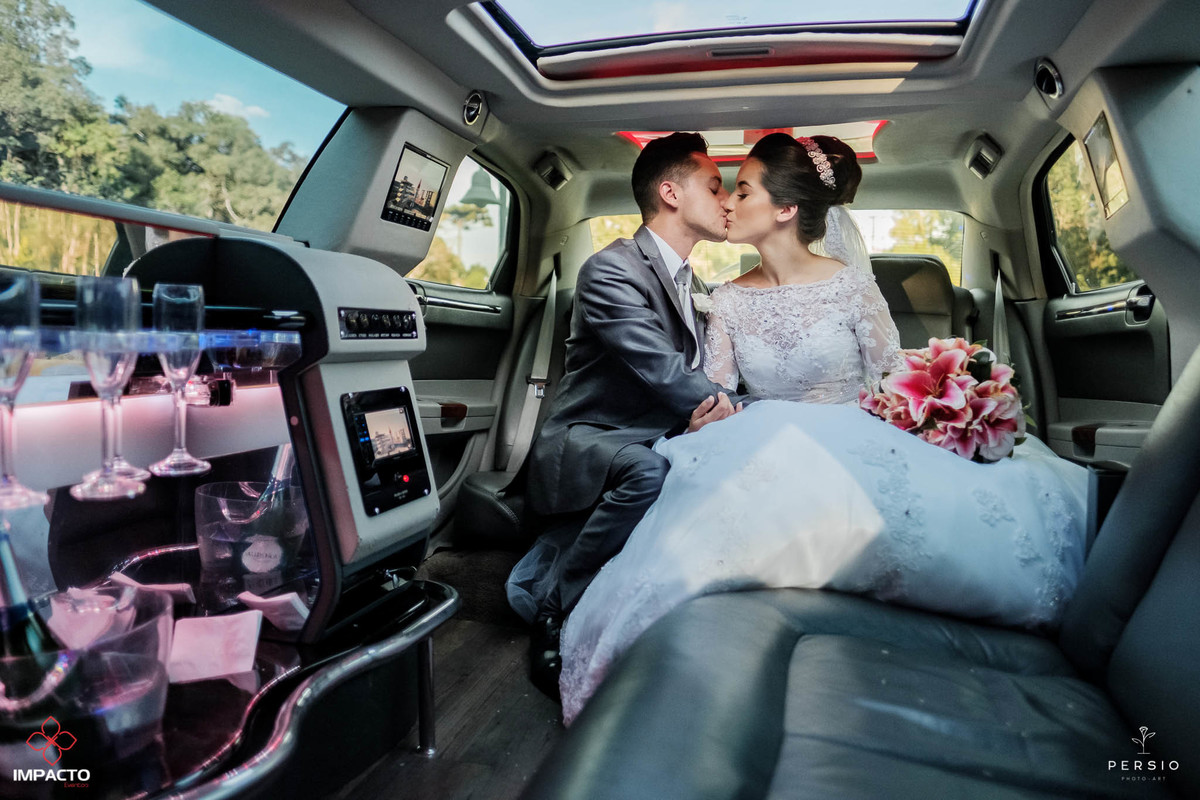 noivos dentro da limusine