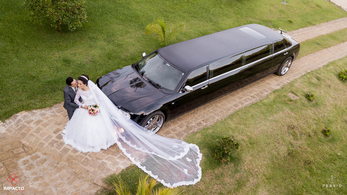 noivos com limusine preta