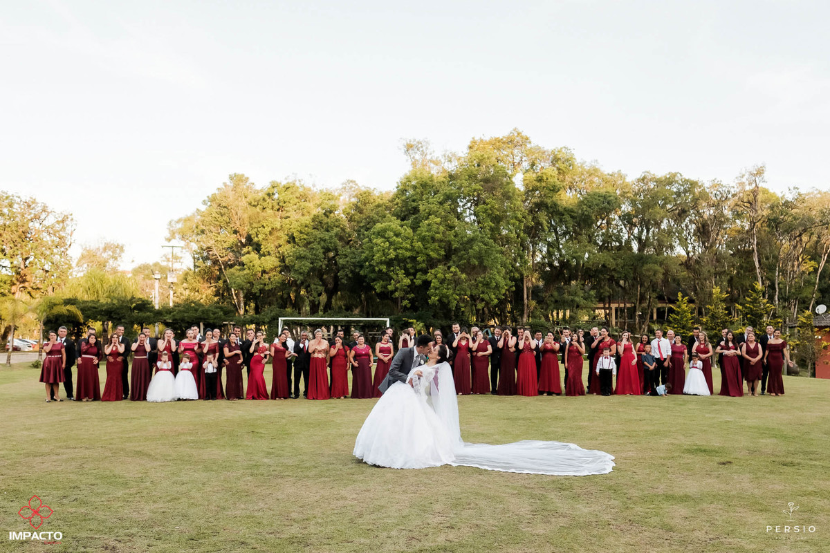 noivos com padrinhos casamento marsala