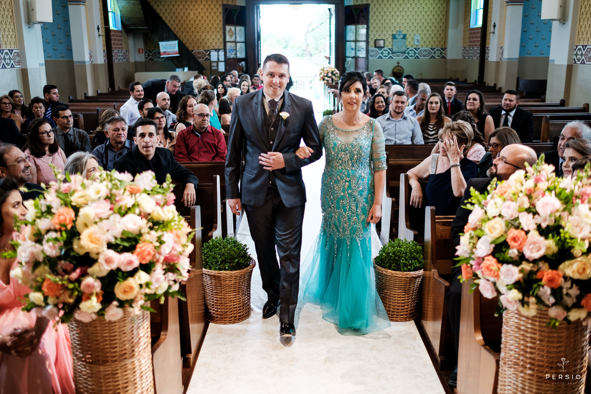 noivo entrando com a mãe