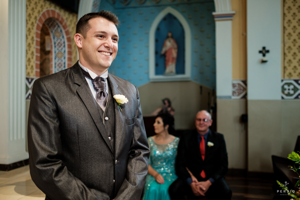 noivo a espera da noiva no altar