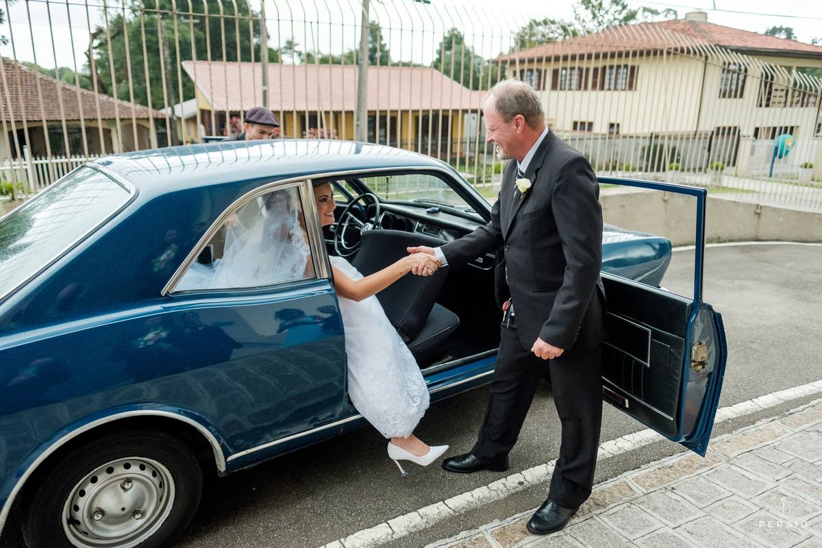 noiva saindo do carro