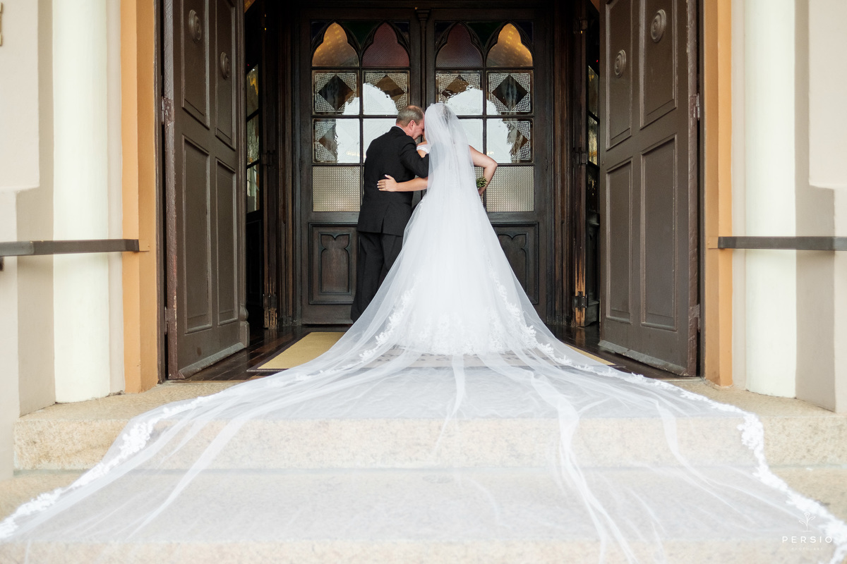 véu de noiva longo porta da igreja
