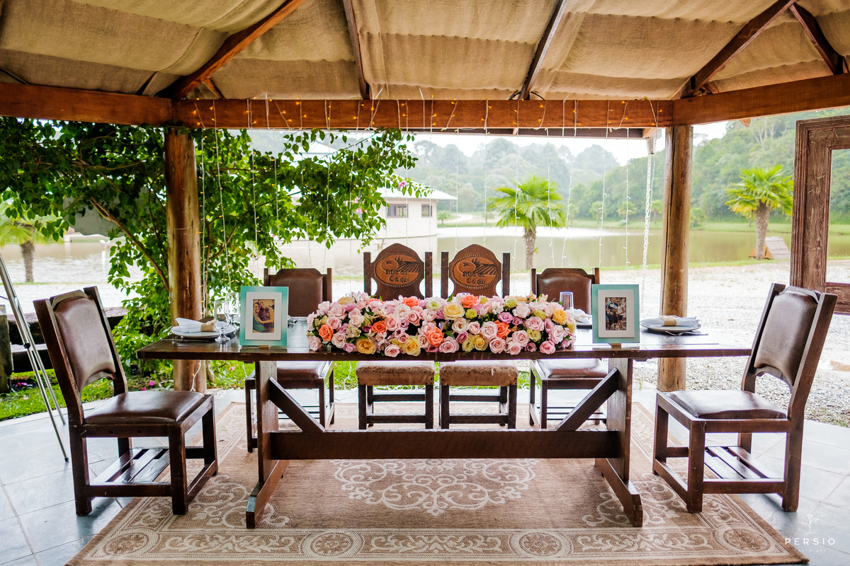 mesa dos noivos rústica com flores rosa e laranja