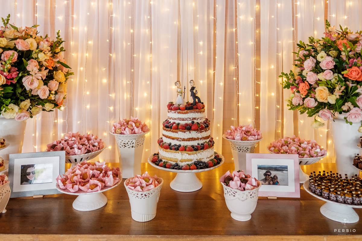 mesa dos noivos com cortina de luzinhas