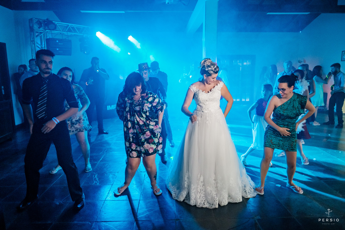 noiva dançando na pista casamento