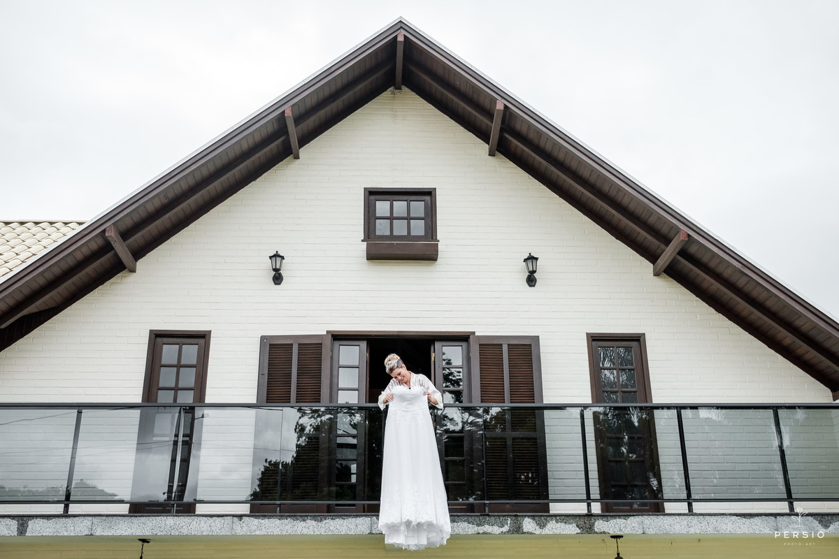 noiva na sacada com vestido