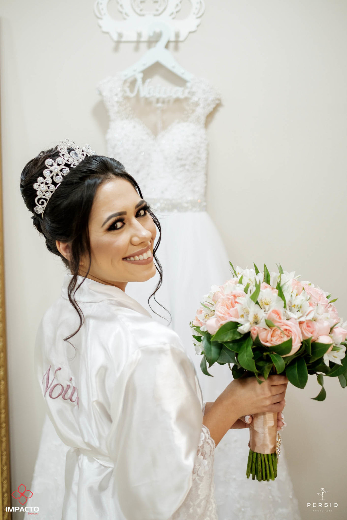 noiva com buquê cor de rosa