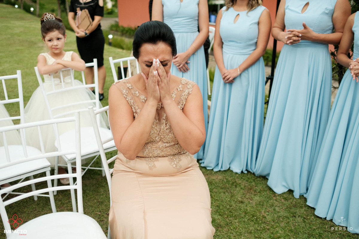 mãe da noiva emocionada
