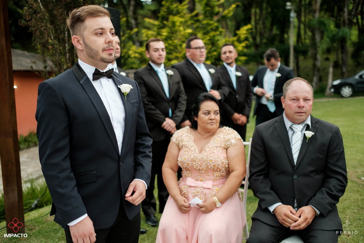 noivo esperando no altar