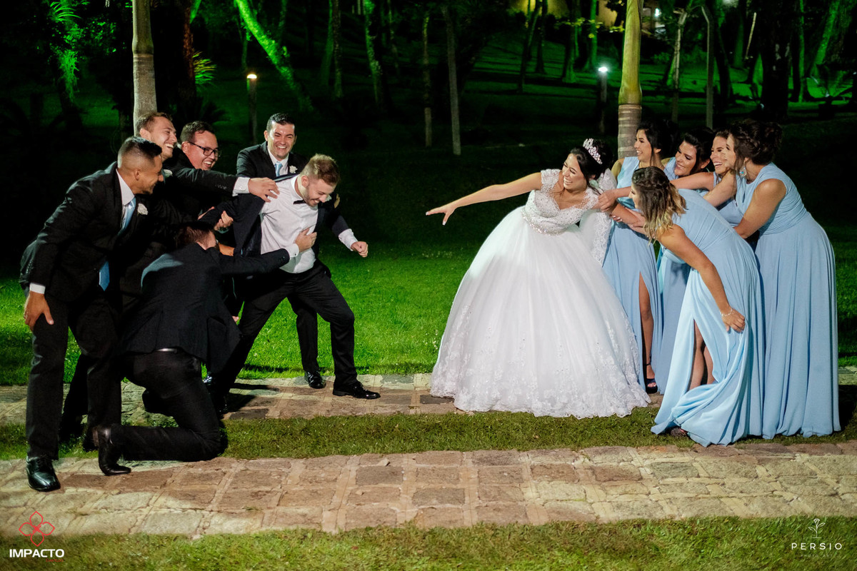 foto divertida noivos e padrinhos