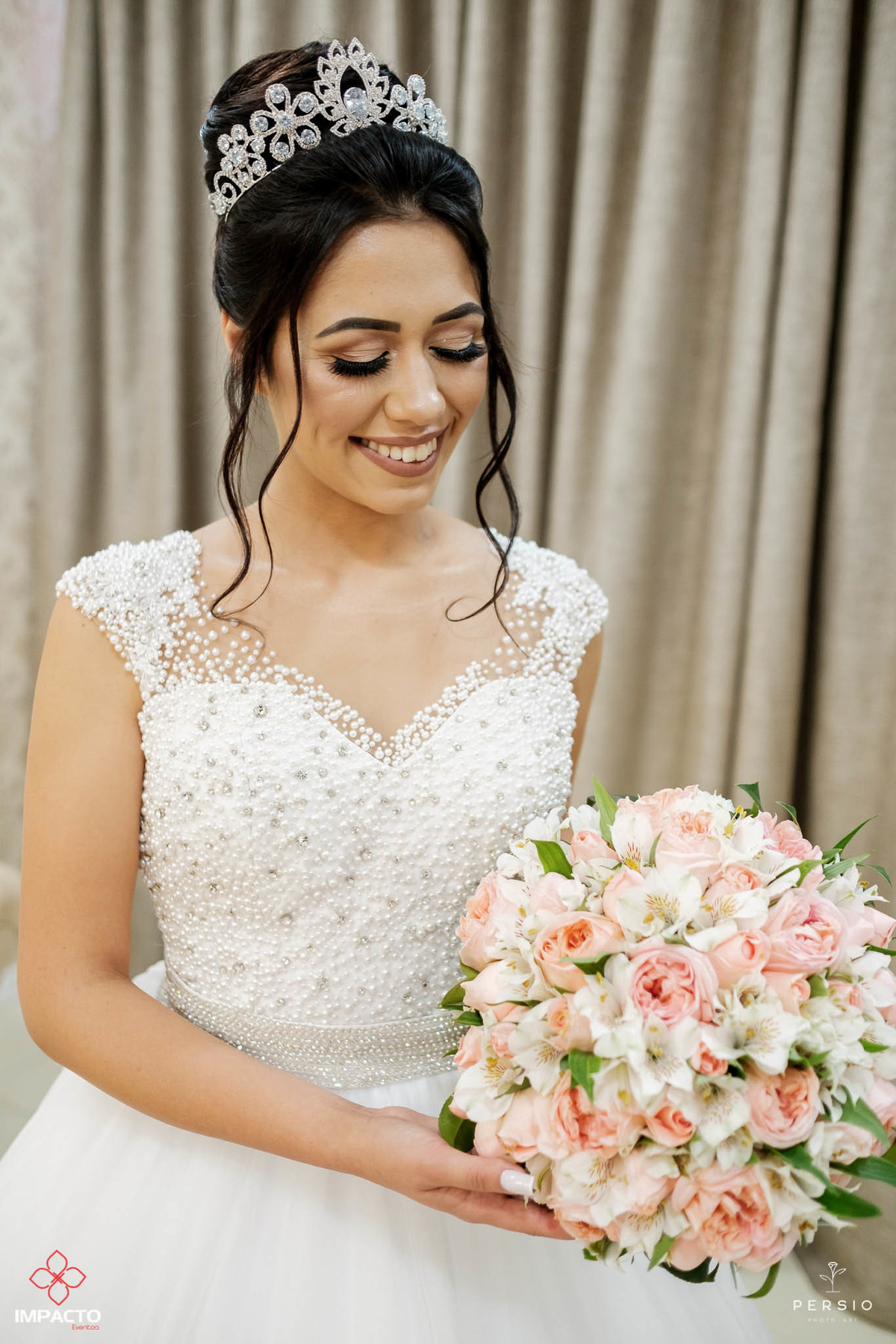 noiva com buquê cor de rosa