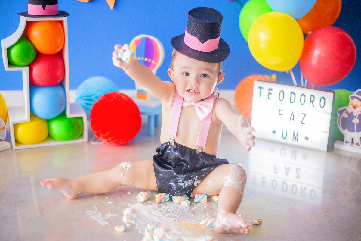 acompanhamento mensal de bebe caxias do sul figurino cenario tematico  personagem foto infantil serra gaucha fotografia familia mundo azul rosa ensaio fotografico crianca newborn baby menino menina smash the cake esmague o bolo banheira urso circo