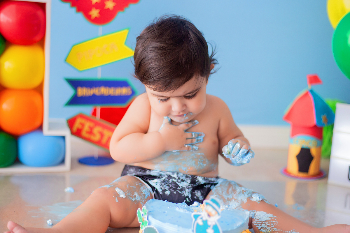 acompanhamento mensal de bebe caxias do sul figurino cenario tematico  personagem foto infantil serra gaucha fotografia familia mundo azul rosa ensaio fotografico crianca newborn baby menino menina smash the cake esmague o bolo banheira urso circo