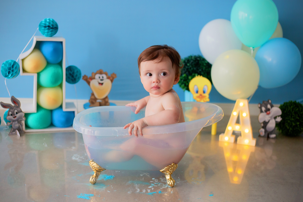 acompanhamento mensal de bebe caxias do sul figurino cenario tematico  personagem foto infantil serra gaucha fotografia familia mundo azul rosa ensaio fotografico crianca newborn baby menino menina smash the cake esmague o bolo banheira urso circoaco