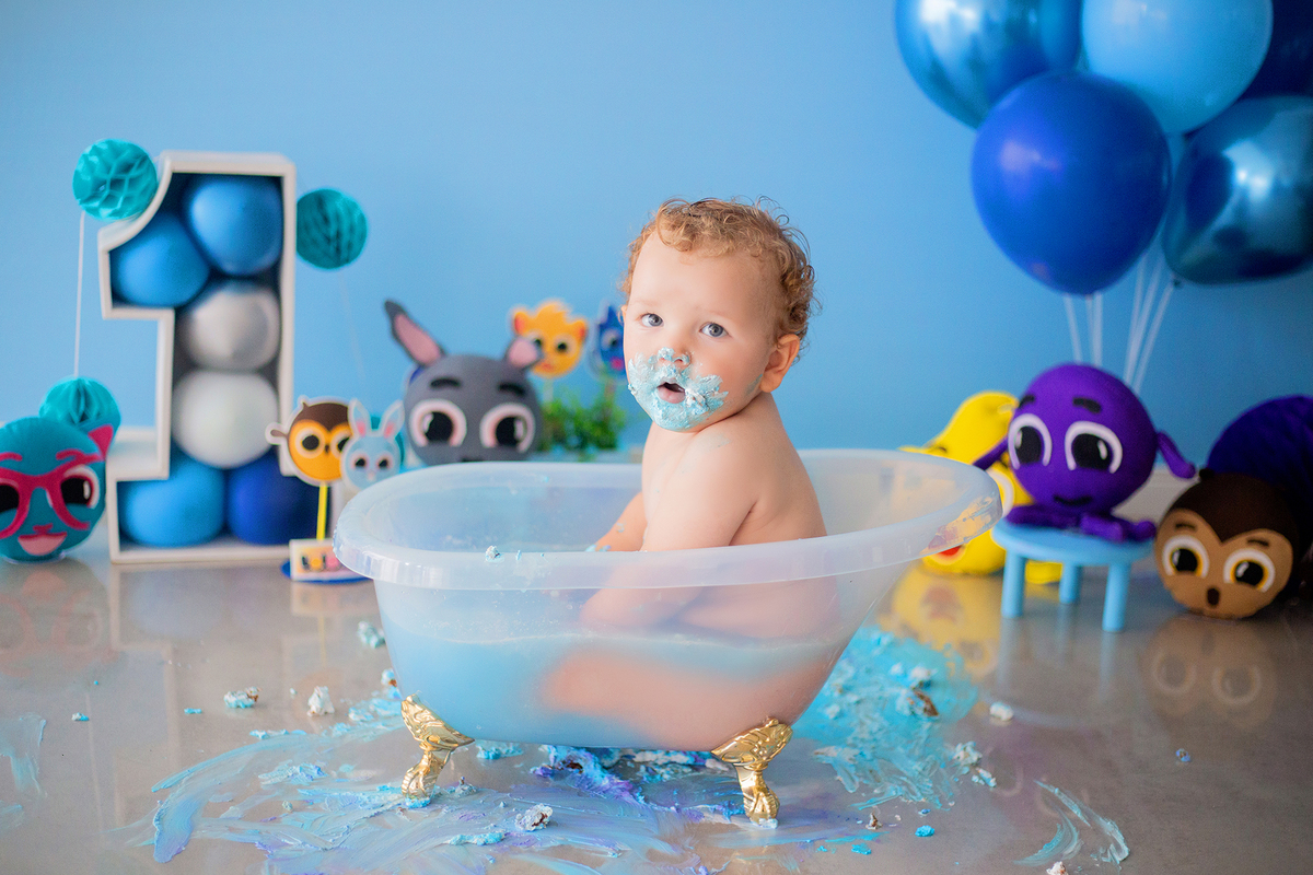 acompanhamento mensal de bebe caxias do sul figurino cenario tematico  personagem foto infantil serra gaucha fotografia familia mundo azul rosa ensaio fotografico crianca newborn baby menino menina smash the cake esmague o bolo banheira urso circoaco
