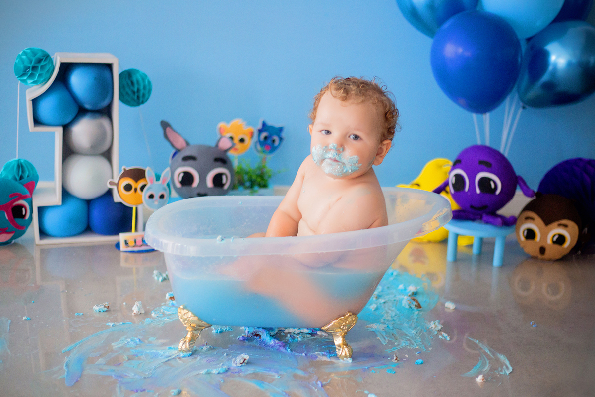 acompanhamento mensal de bebe caxias do sul figurino cenario tematico  personagem foto infantil serra gaucha fotografia familia mundo azul rosa ensaio fotografico crianca newborn baby menino menina smash the cake esmague o bolo banheira urso circoaco