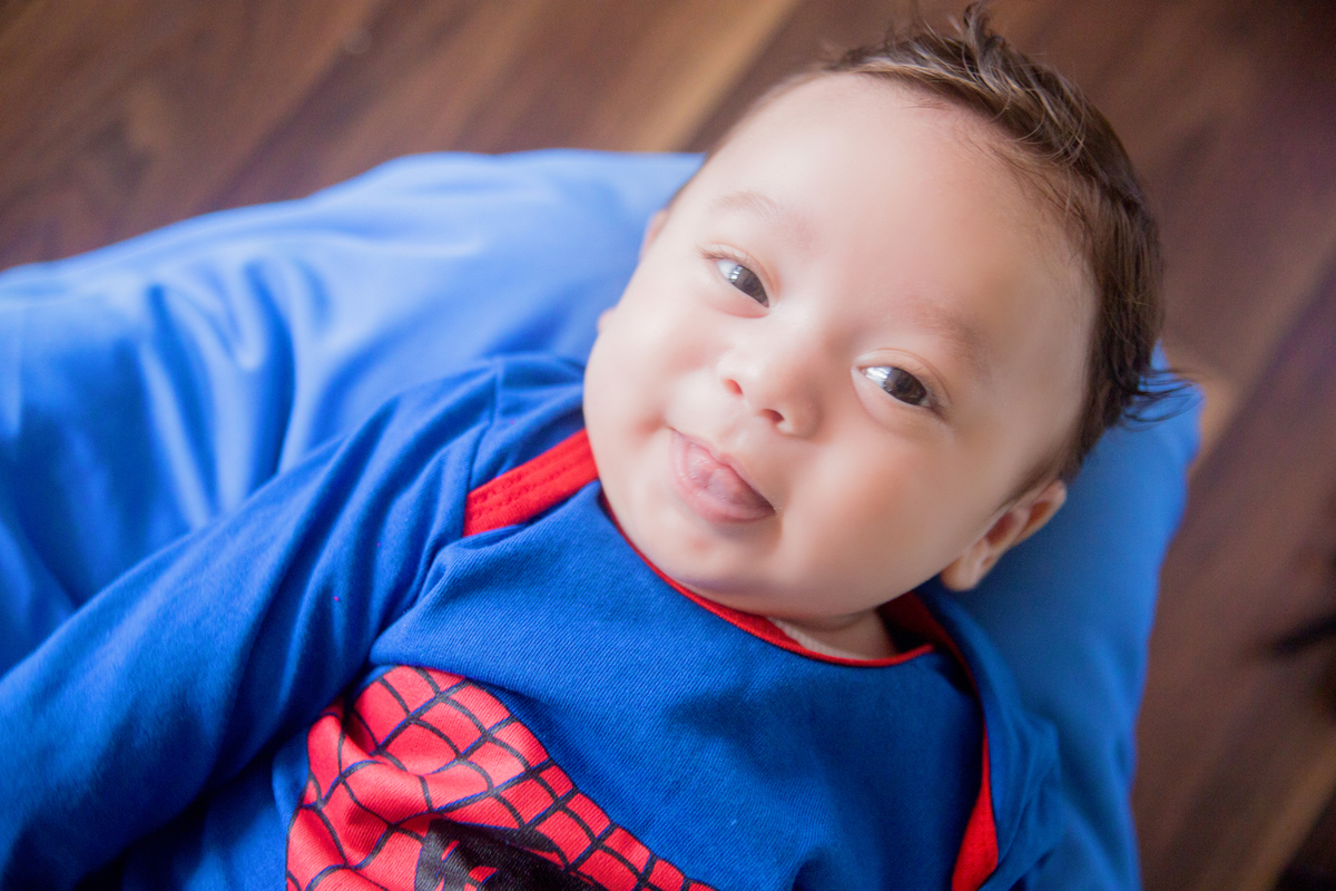 o bebê mostra a língua em sua sessão de acompanhamento mensal
