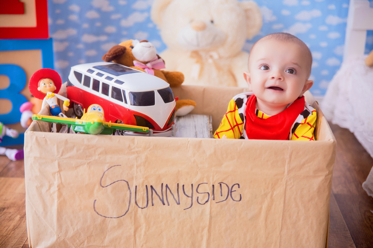 o bebê olha para alguém em sua sessão de acompanhamento
