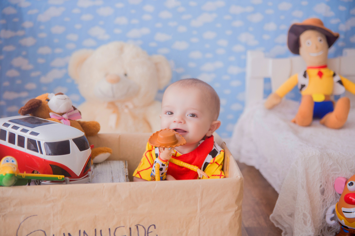 o bebê beija a boneca