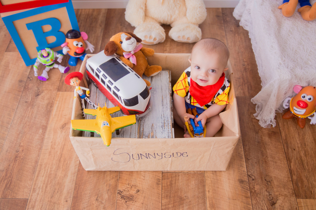 o bebê olha para a fotógrafa na sessão de acompanhamento mensal