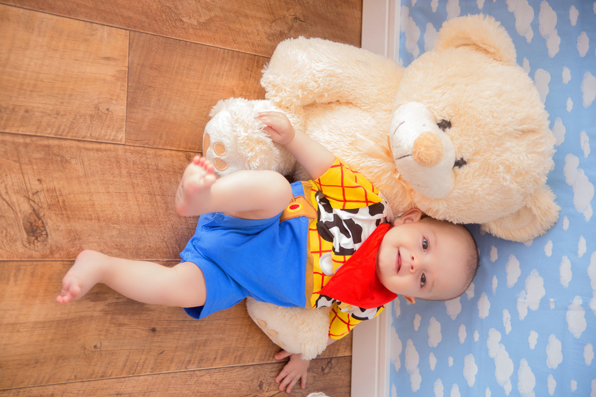 o bebê deita no urso em sua sessão de fotos de acompanhamento