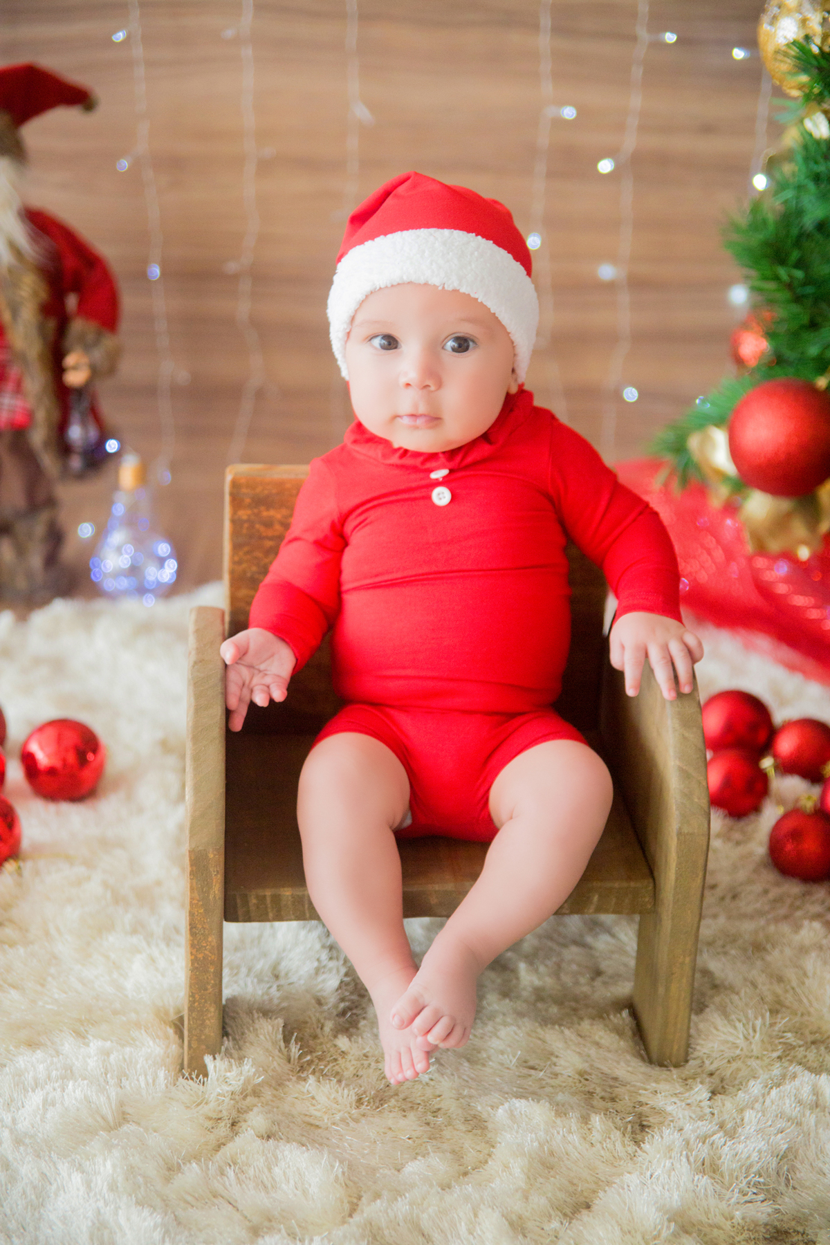o baby está sentado olhando para a fotografa
