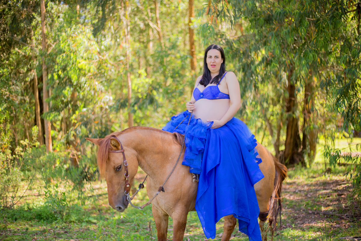 a gestante e o cavalo são clicados pela fotógrafa de gestante em caxias do sul