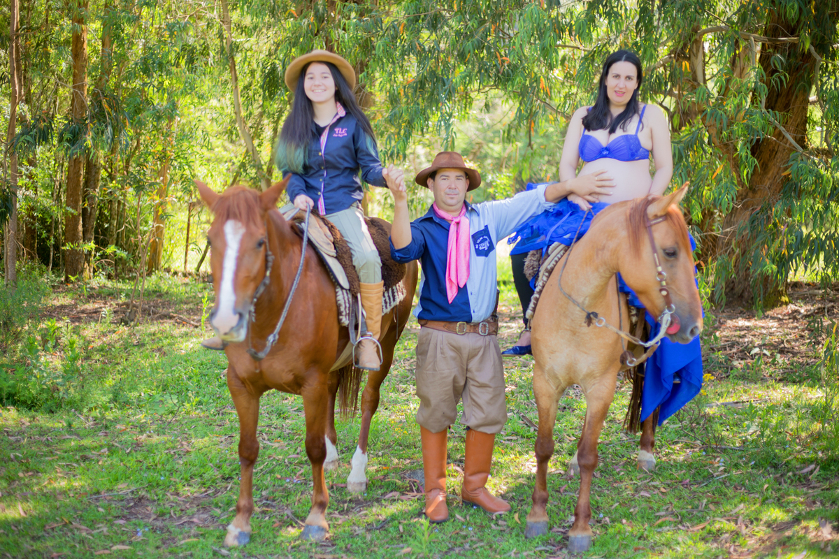 a família posa para a fotógrafa em sua sessão de gestante
