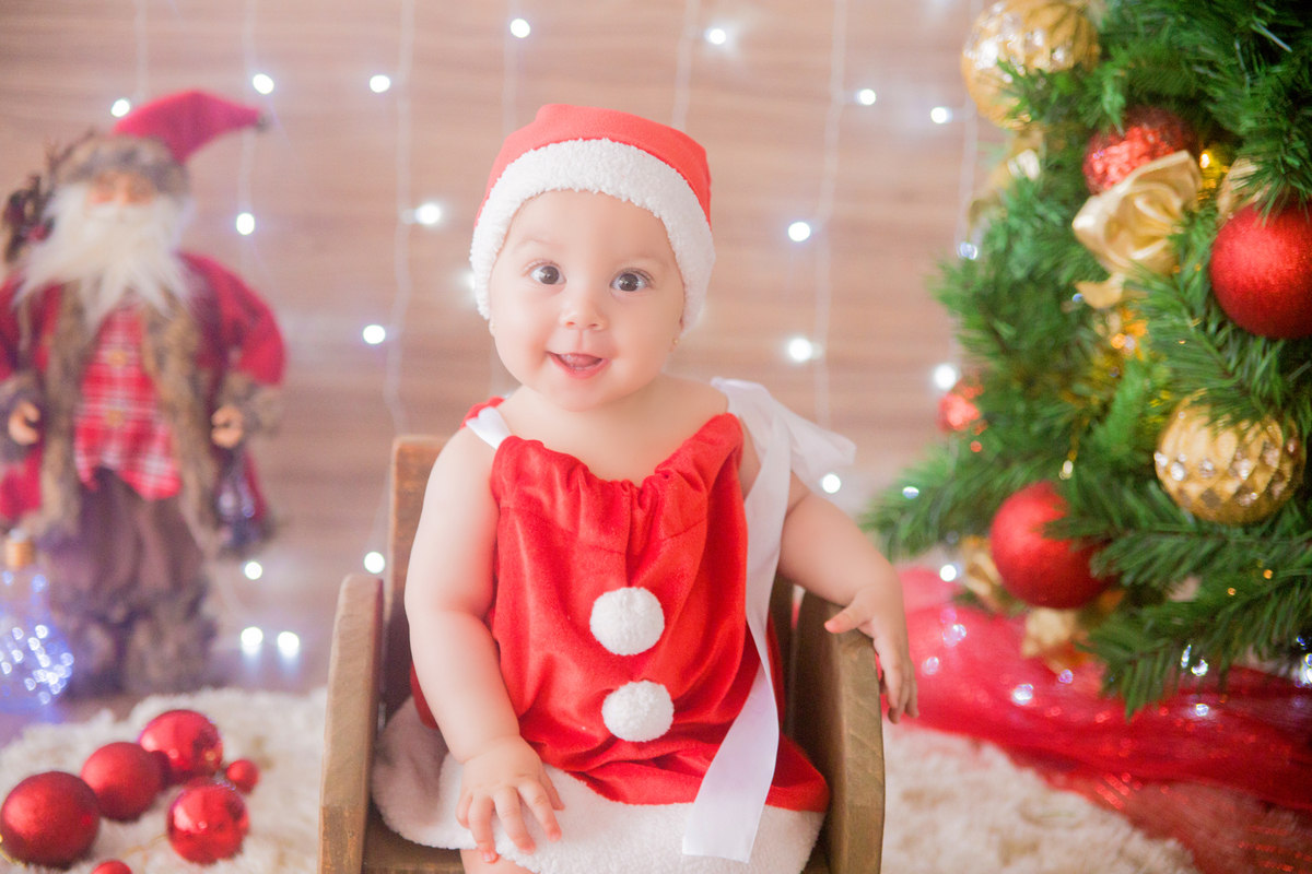 a bebê faz charme para a fotógrafa de família 