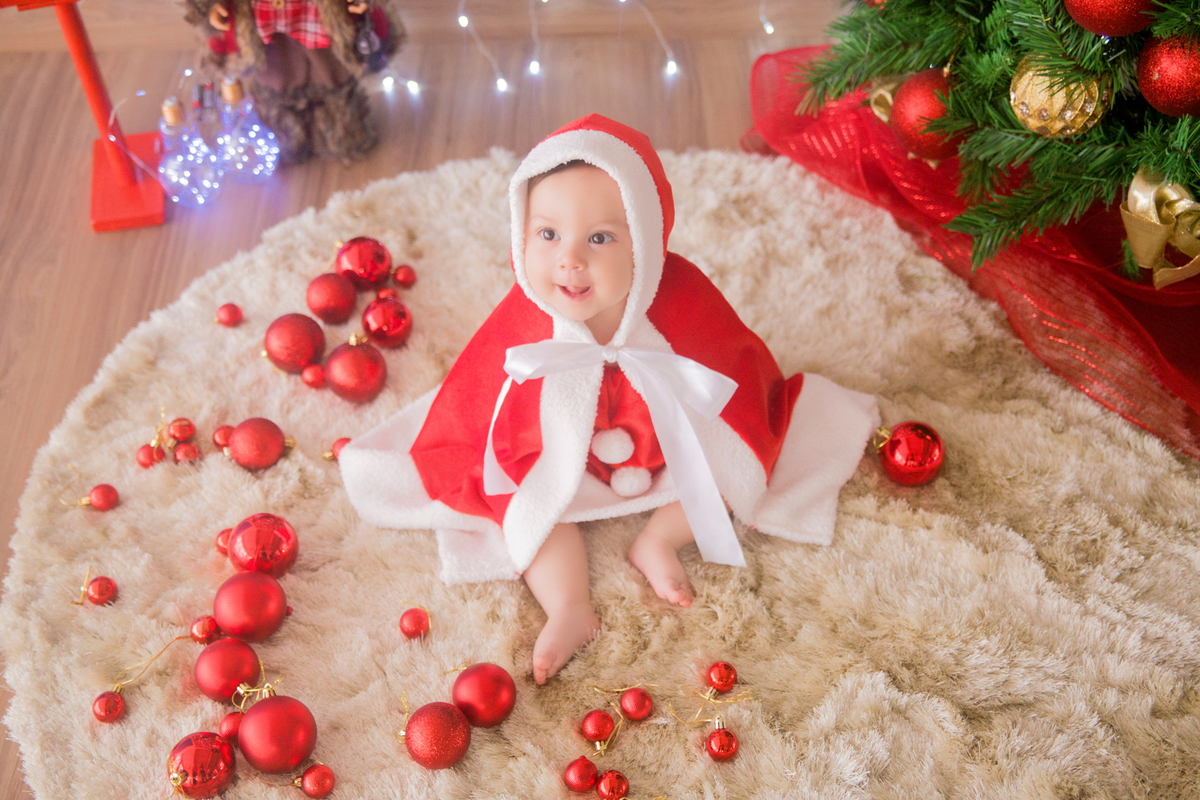 a modelo olha para cima na sessão de acompanhamento mensal de bebês
