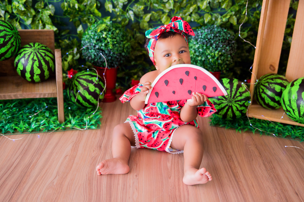 acompanhamento mensal de bebe caxias do sul figurino cenario tematico  personagem foto infantil serra gaucha fotografia familia mundo azul rosa ensaio fotografico crianca newborn baby menino menina smash the cake fruit esmague o bolo melancia